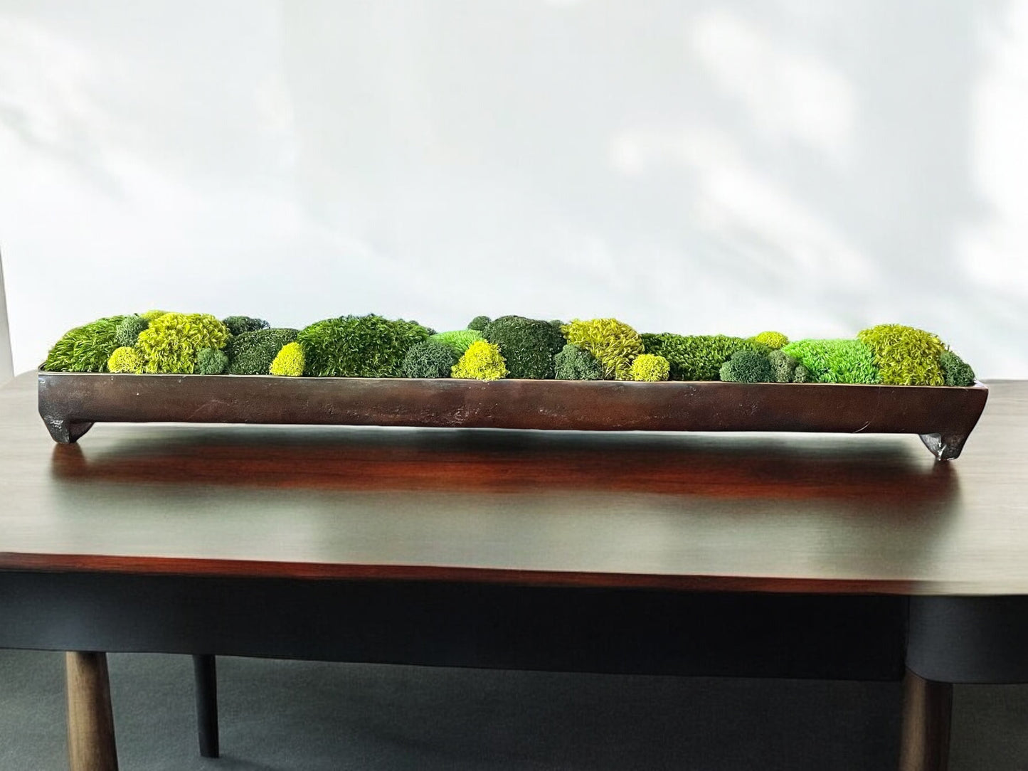 Bronzener Aluminium-Metall-Patina-Trog mit Moos